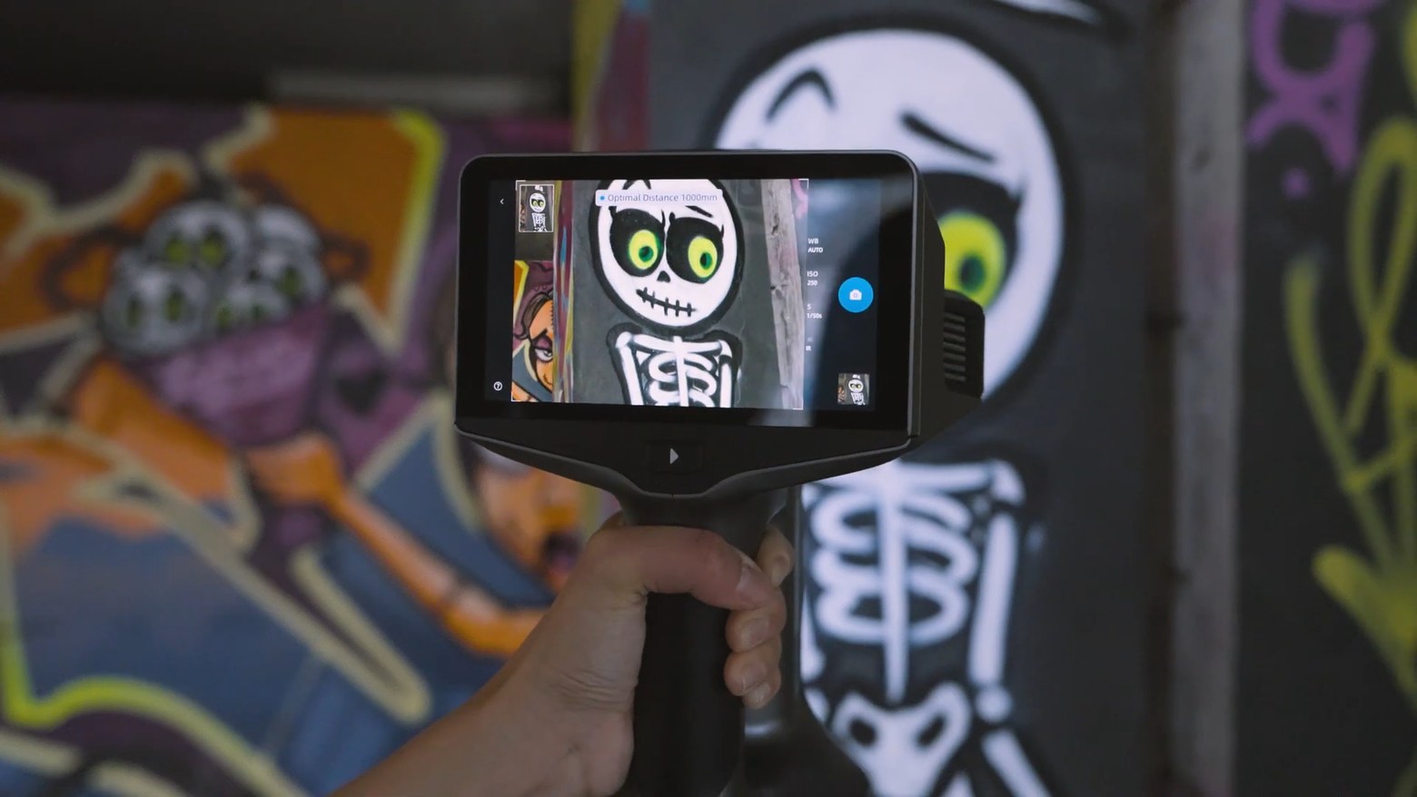 The scanner screen showing the camera view of a painted wall with the optimal capture distance displayed