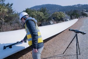 Engineer using video photogrammetry with a FreeScan Trak Nova scanner to maintain volumetric accuracy on a large object