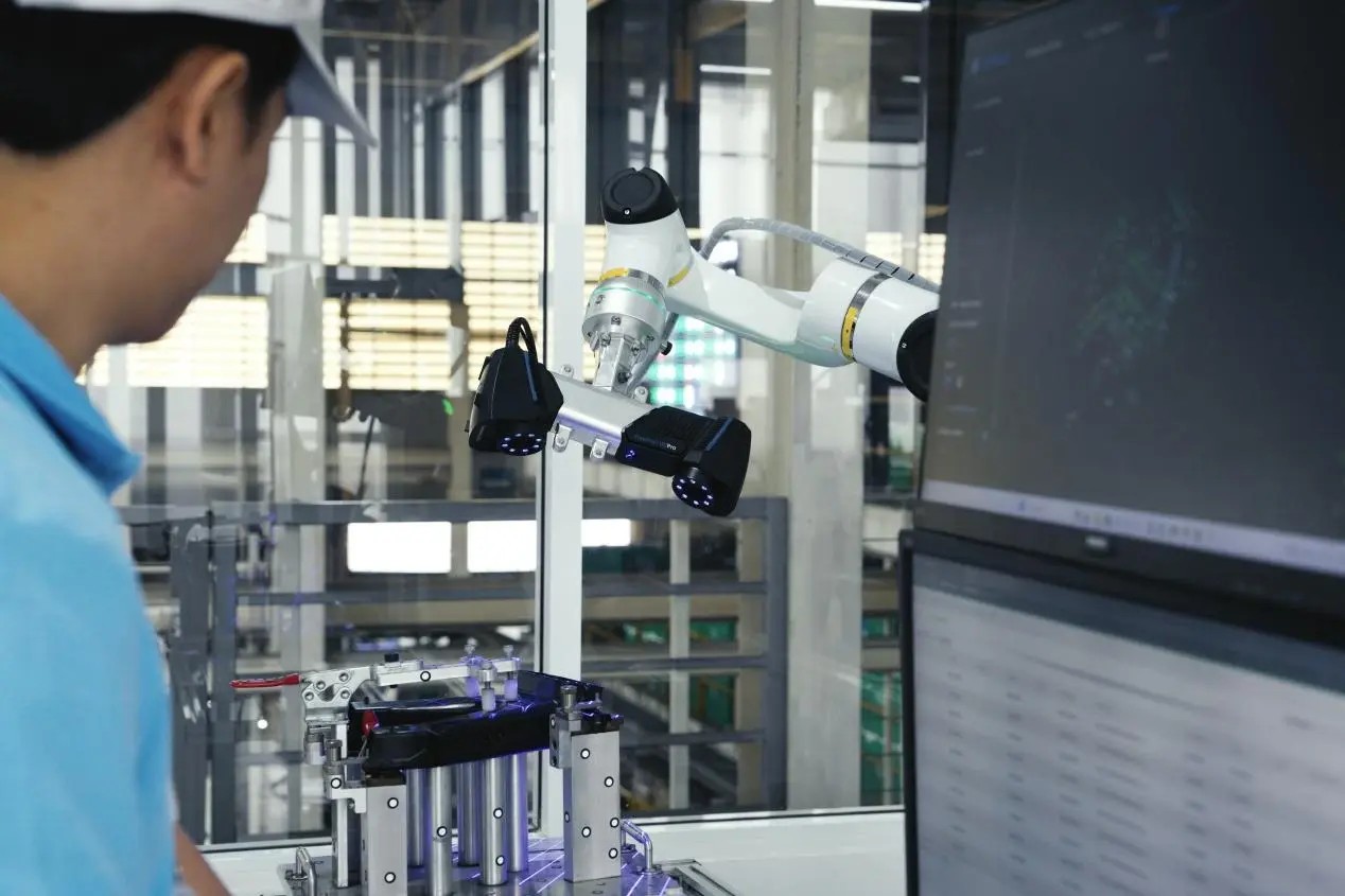 Handheld 3D scanner with robotic arm for automated data capture