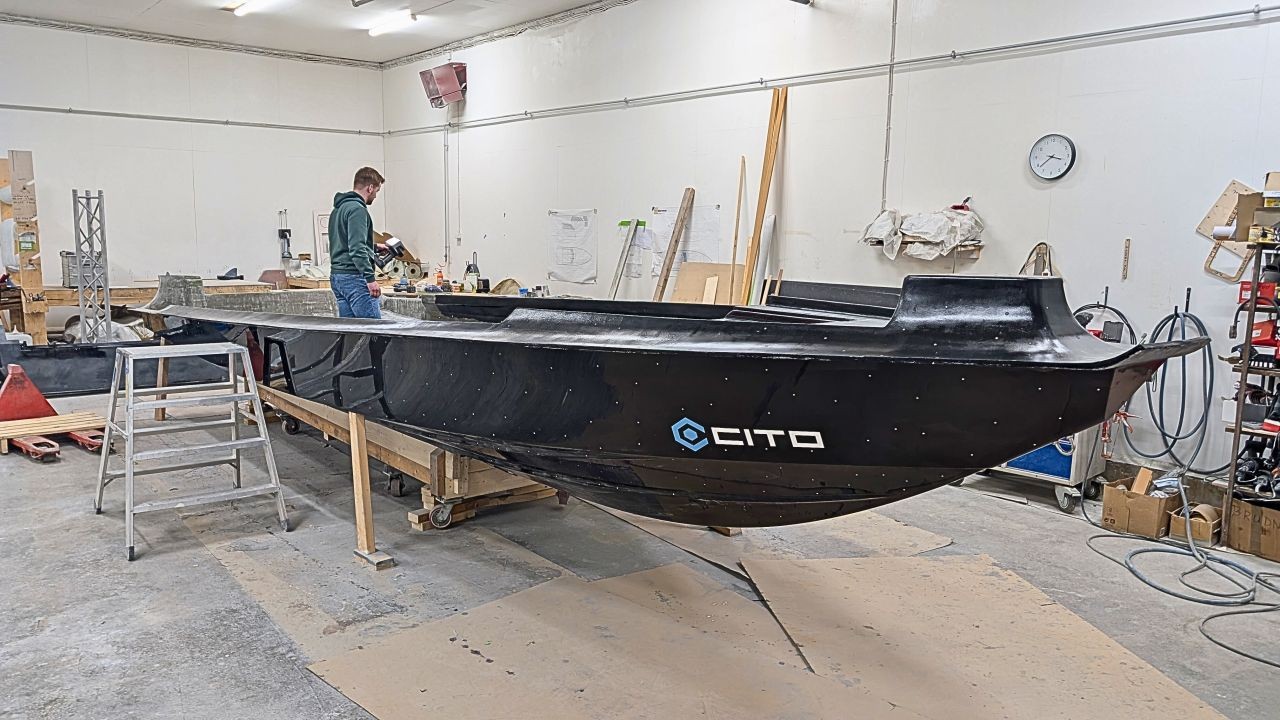 Wireless 3D scanner capturing a boat hull