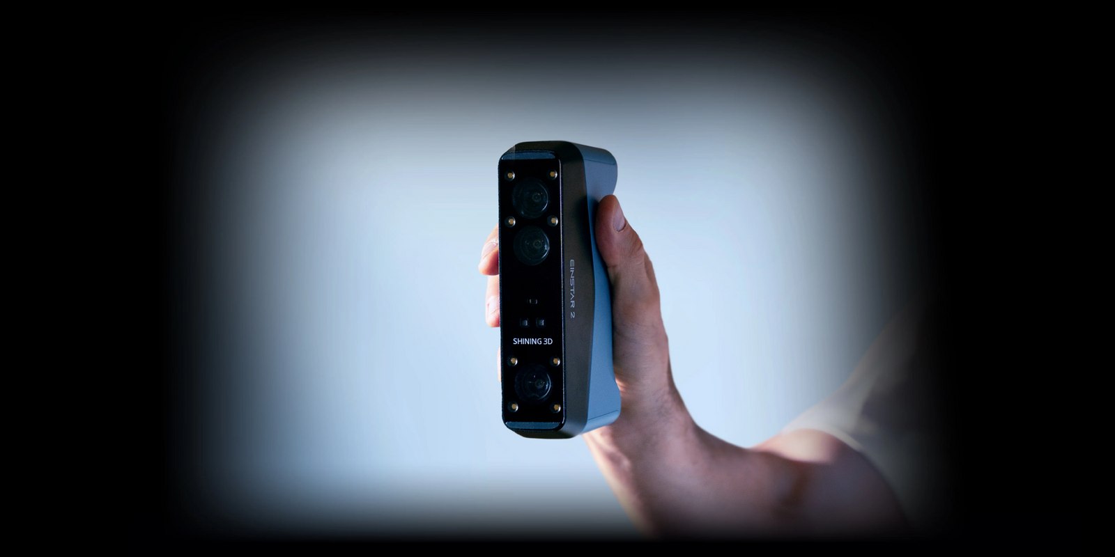 The 420 g EINSTAR 2 handheld 3D scanner held in one hand