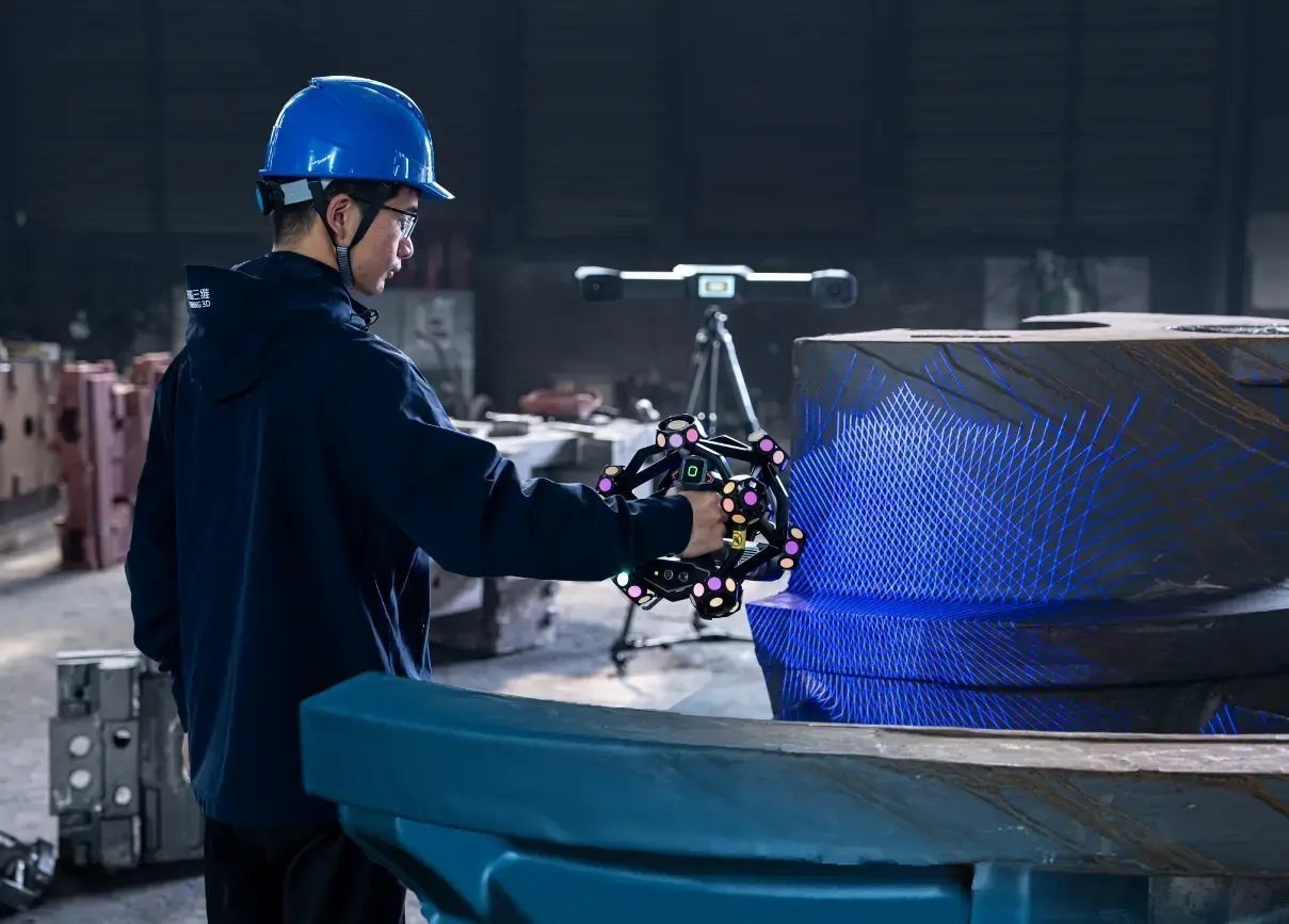 Handheld 3D scanner measuring a large cylindrical part without dismantling it