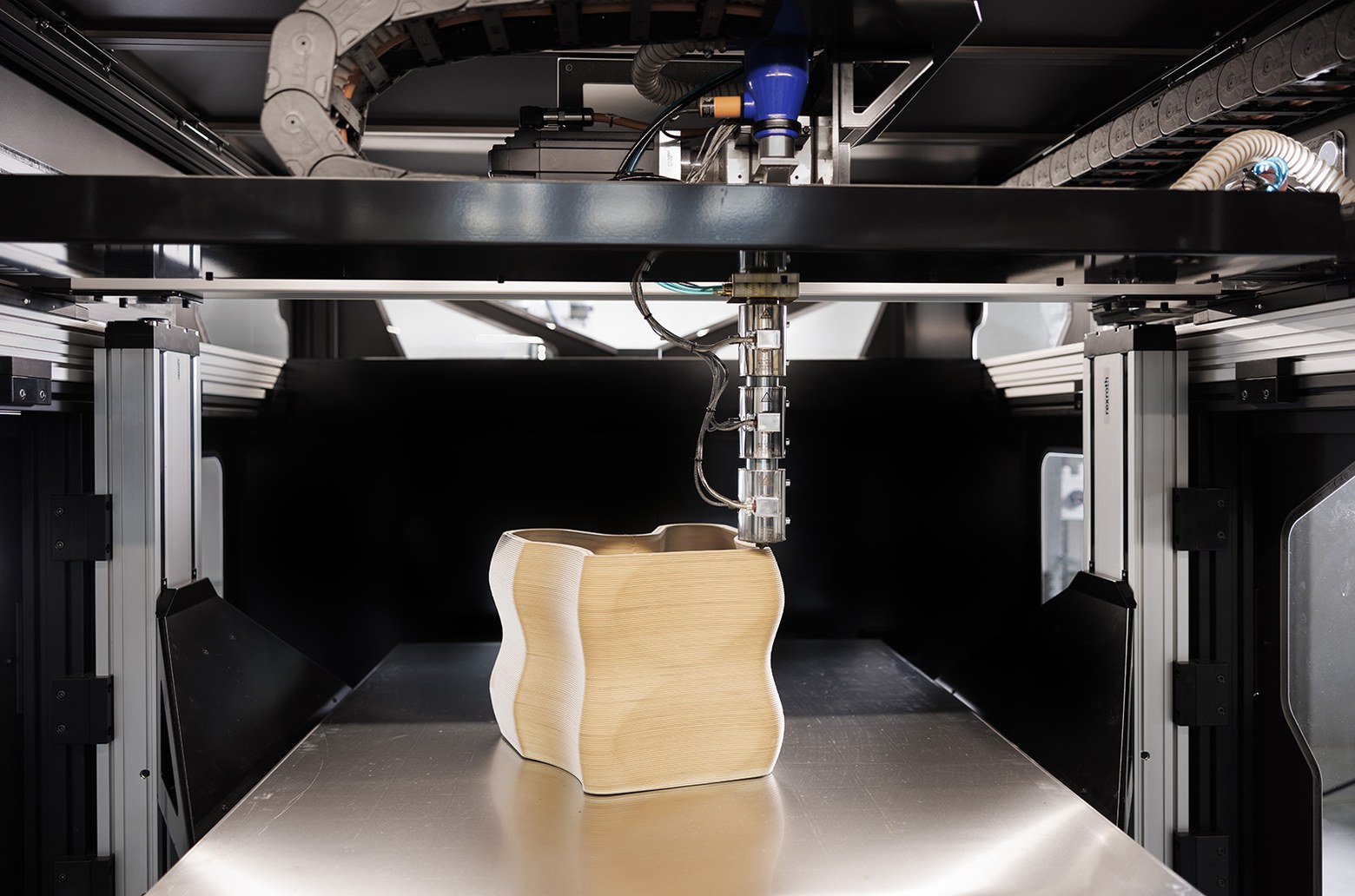 Industrial 3D printer producing large flame-retardant parts